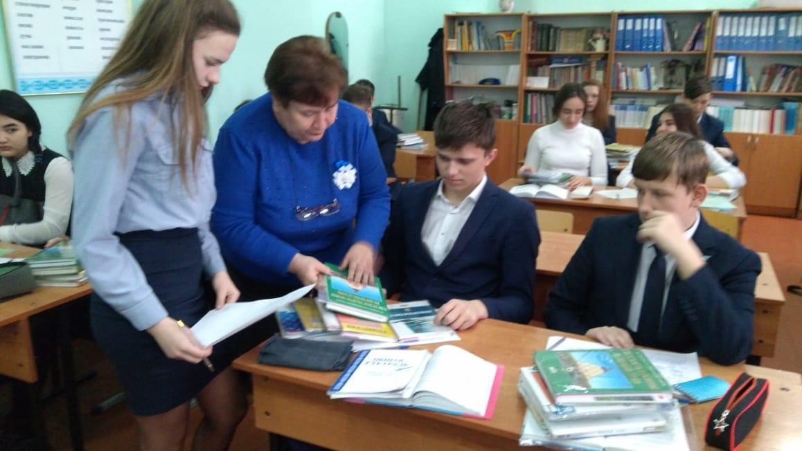 Проверка членами ЮПП и школьным библиотекарем Масловской Г.В.  наличие учебников и школьных принадлежностей у учащихся.