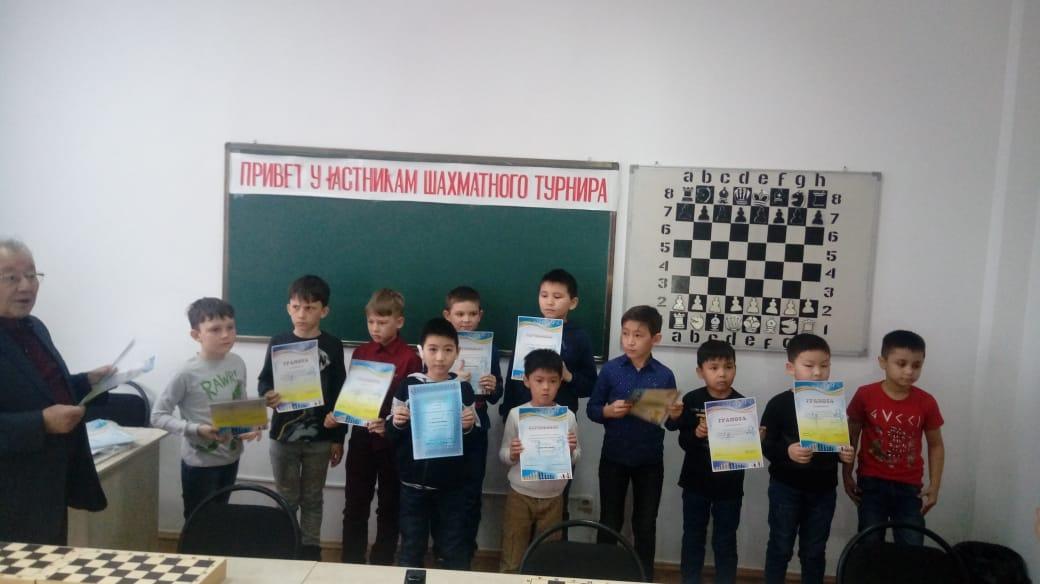 В городском шахматном турнире  ученик 1 "В" класса Ткачев Игорь занял 1 место