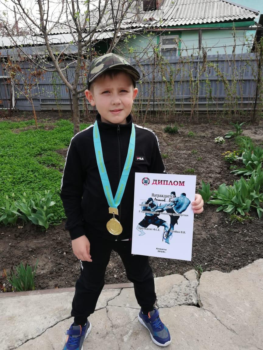 Ученик 2 "В" класса Ложников Богдан занял 1 место по смешанным единоборством
