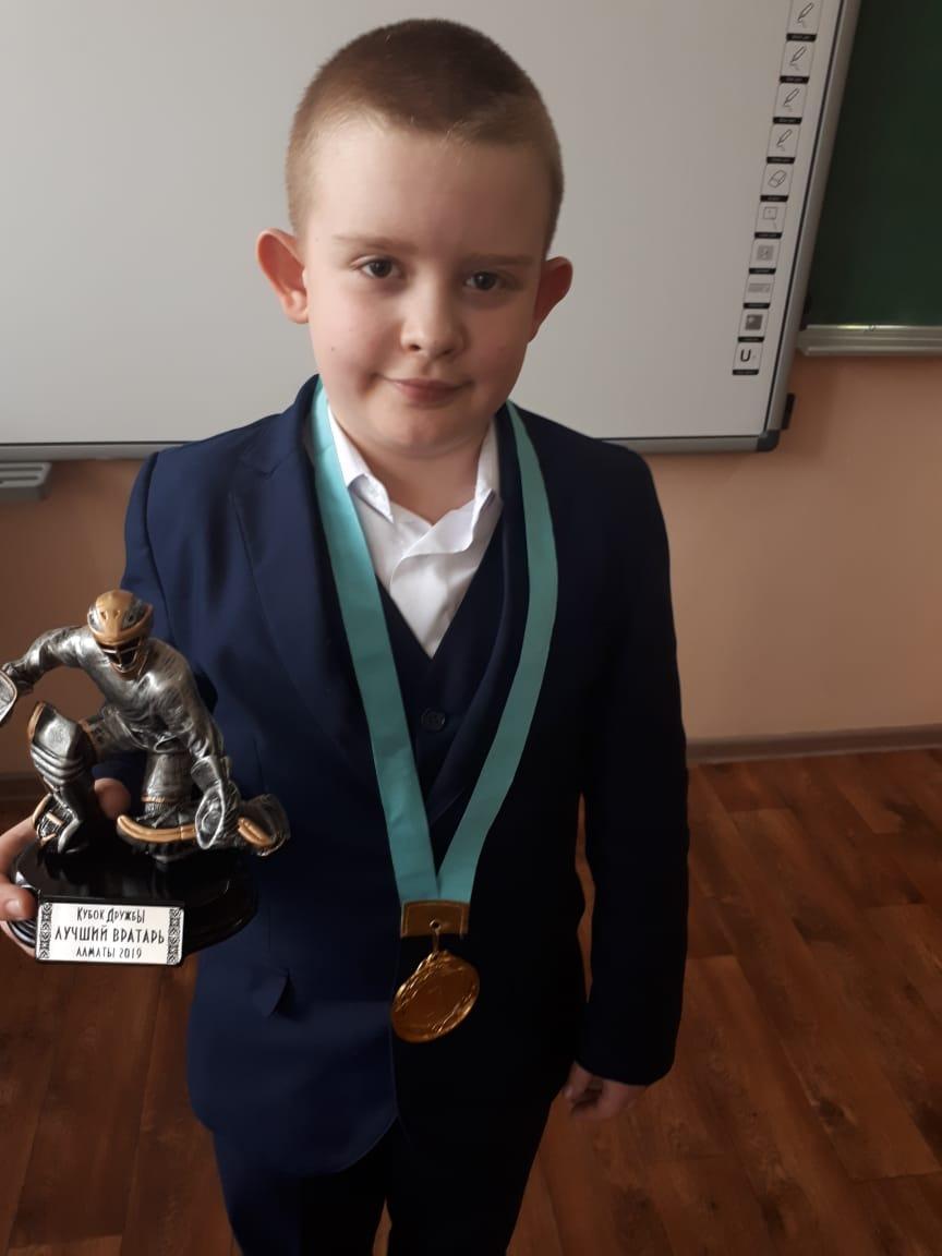 Ученик 2 «А» класса Терентьев Павел награжден золотой медалью и кубком «Лучший вратарь по хоккею»