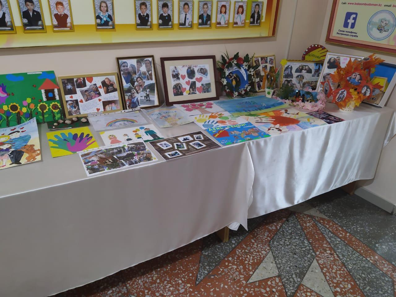 Выставка детских рисунков в начальной школе, посвященной ко Дню  Семьи