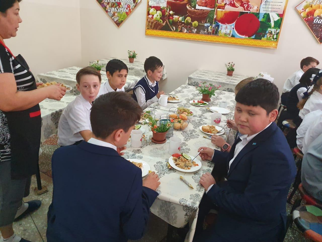 Сегодня ИП "Болганбекова" в рамках акции "Дорога в школу" в школьной столовой накрыли обед для 50 детей из малообеспеченных и многодетных семей.