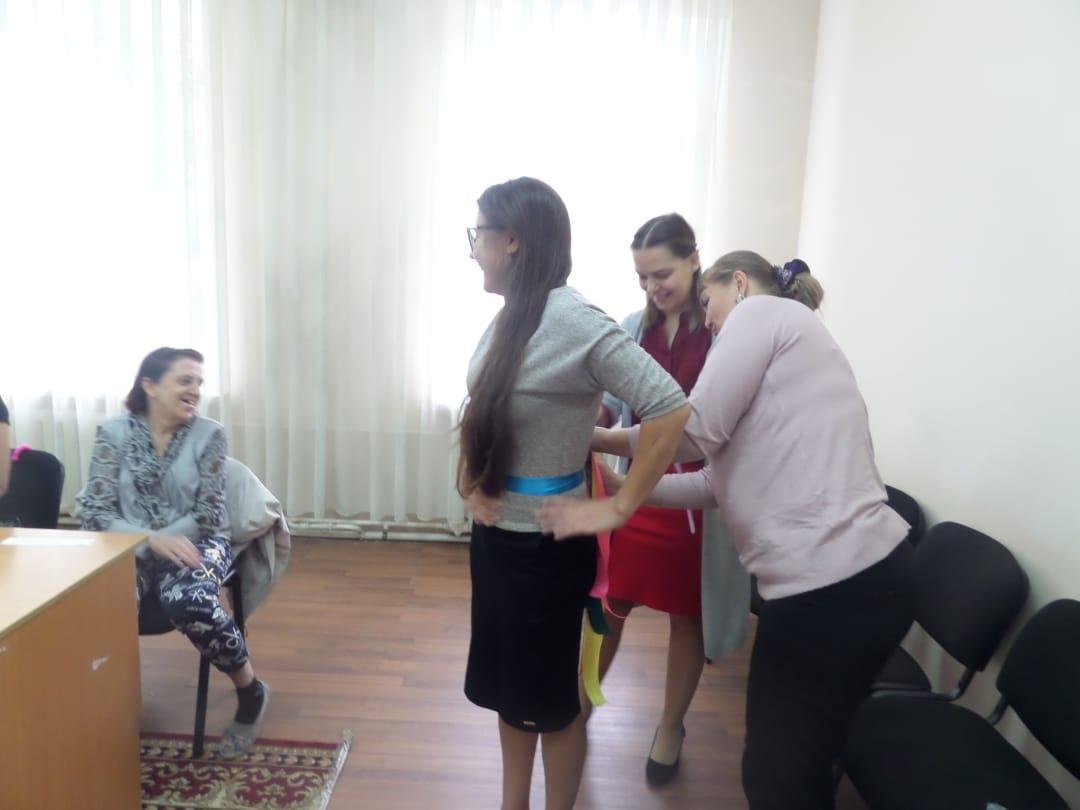 Сегодня в КГУ ОШ №85 психолог школы Иванова Е.А. провела заседание Родительской гостиной, на котором присутсвовали родители 6- классов. С ними она провела различные тренинги и игры