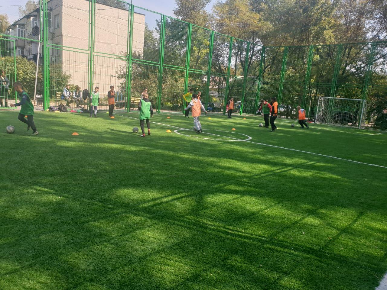 Тренировки по футболу для детей из малообеспеченных семей