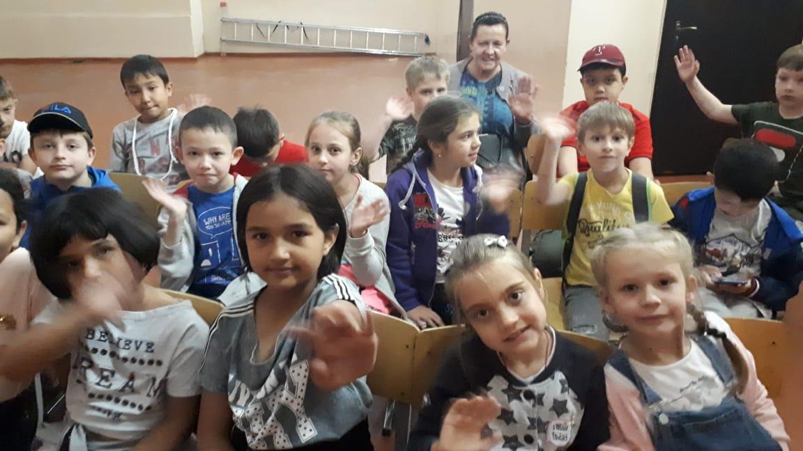 Дети пришкольного лагеря на просмотре спектакля о соблюдении правил дорожного движения