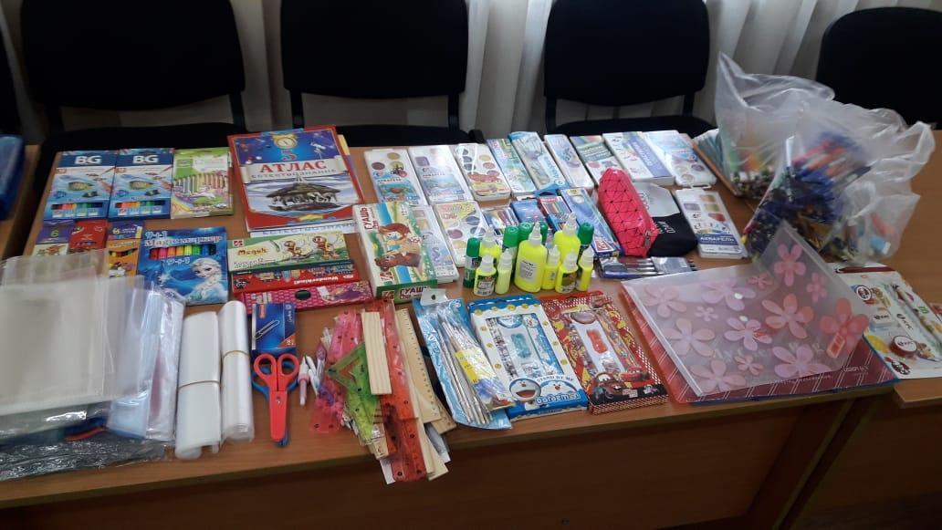 В рамках акции "Дорого в школу" родители обучающихся подарили канцелярские товары детям из многодетных и малообеспеченных семей