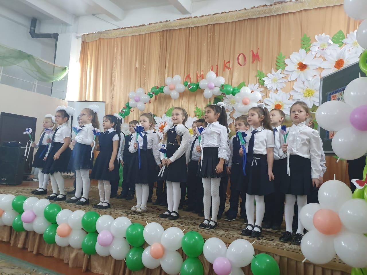 В школе 85 провели непростой праздник- он бывает только раз. Мы посвящаем новобранцев в первоклассники! На общешкольном мероприятии "Посвящение в первоклассники " обучающиеся 1-классов показали свои знания,  пели песни,  читали стихи.