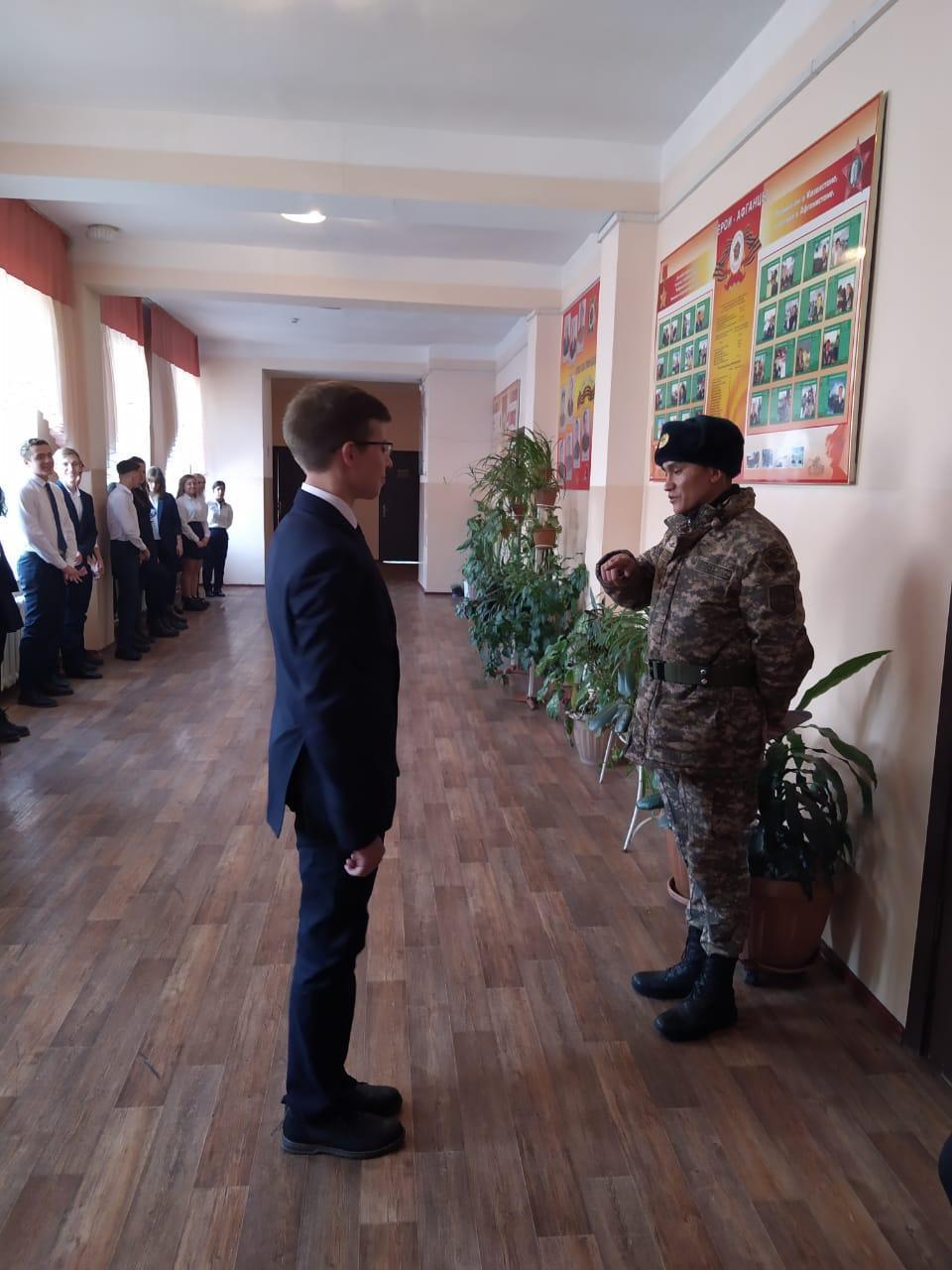 В школе 85 провели  практическое занятие по программе " Жас Сарбаз". Проводил занятие среди обучающихся  10-11 классов старший сержант Байр Арман Амзеұлы по теме " Строевая подготовка".