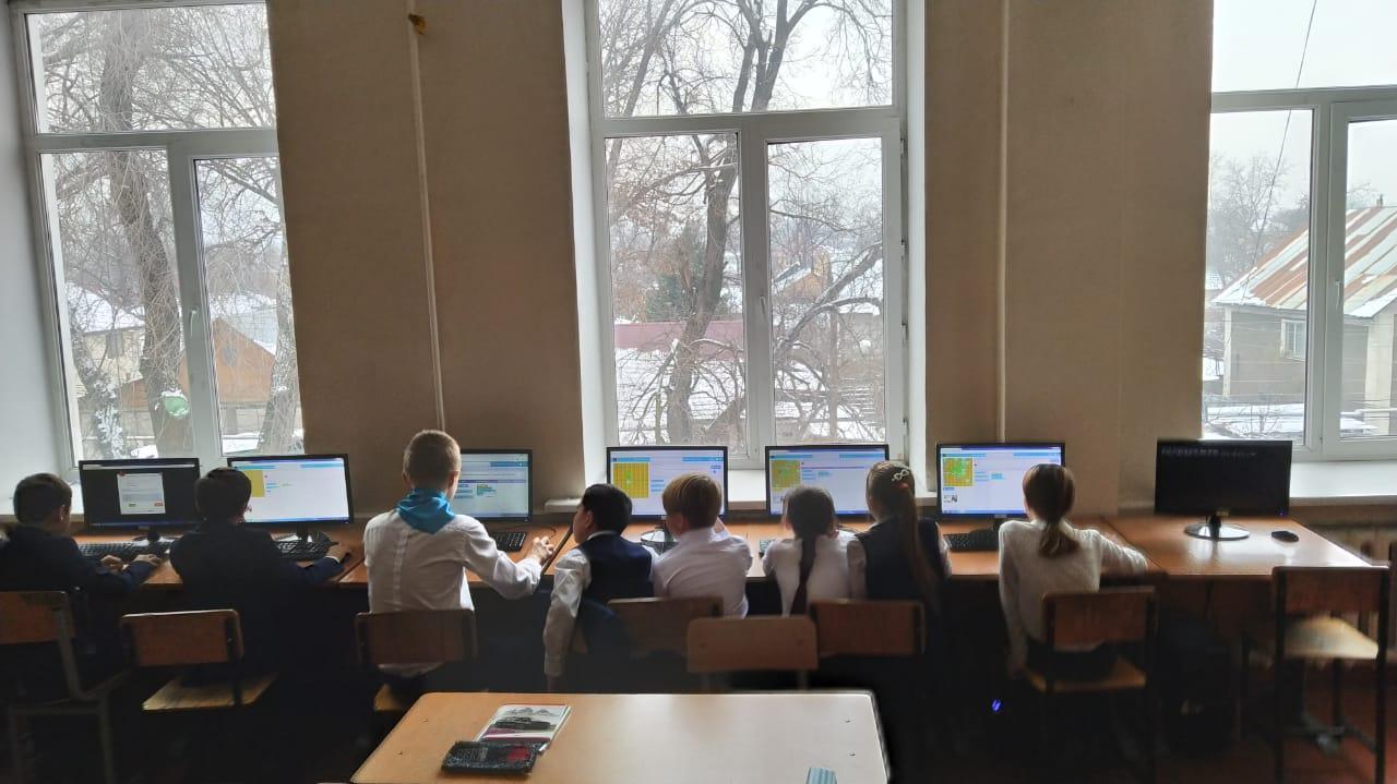 Час кода-это глобальное движение,  которое охватывает несколько миллионов студентов и учеников,  из более 180 стран. Задача Час кода- ознакомить участников с программированием в простом и увлекательном виде и заложить в них интерес к точным наукам.